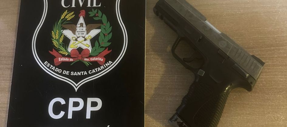 Simulacro de arma usado em ameaças é apreendido durante c...