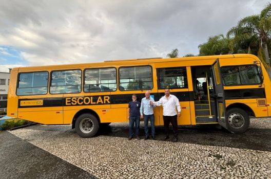 Meleiro renova frota municipal com aquisição de novo ônibus escolar e veículo para a A...