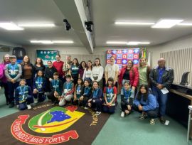 Soletrando Regional reúne 12 escolas em disputa pelo título de campeão da ortografia