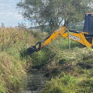 Prefeitura de Balneário Gaivota intensifica limpeza de canais e bueiros para prevenir impactos do El Niño no segundo semestre