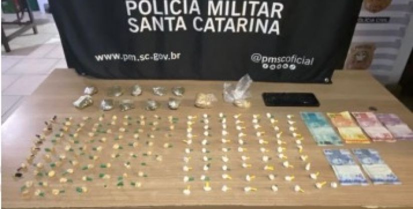 Gritos de socorro levam PM a ponto de tráfico e resultam na prisão de casal em Passo de Torres