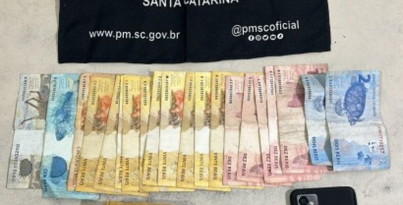 Após tentativa de fuga, homem é preso com drogas e dinheiro em Sombrio
