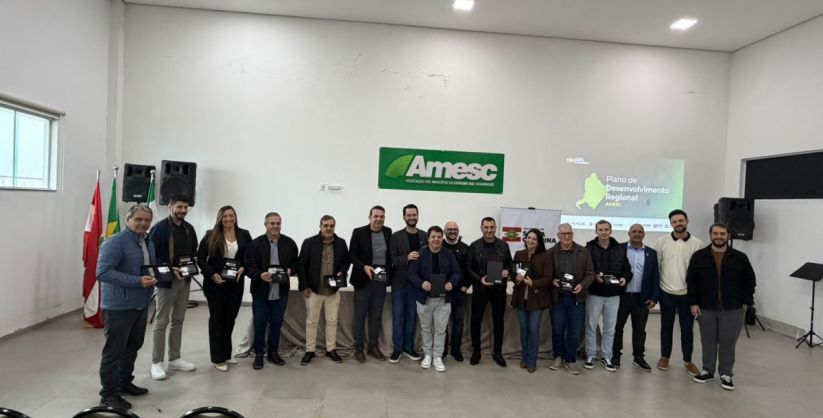 Assembleia de prefeitos da AMESC debate inovação, cultura, reforma tributária e desenvolvimento regional