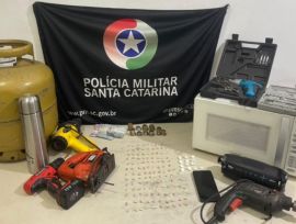 PM apreende mais de 130 pedras de crack e prende suspeitos por tráfico em Balneário Gaivota