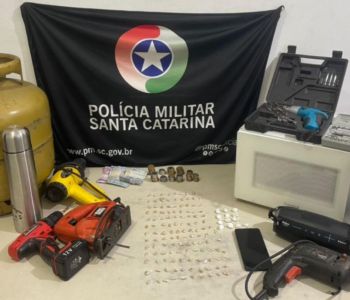 PM apreende mais de 130 pedras de crack e prende suspeitos por tráfico em Balneário Gaivota