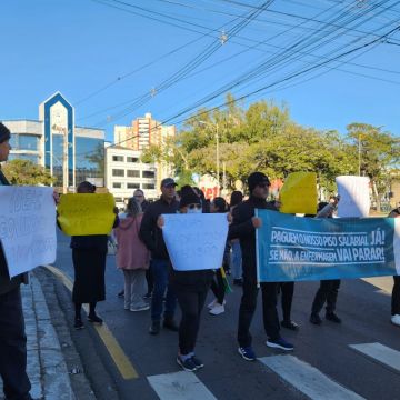 Trabalhadores do Hospital Materno Infantil protestam por pagamento de rescisões e piso da Enfermagem