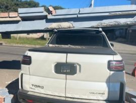 Estrutura desaba sobre veículo e causa danos materiais em Araranguá
