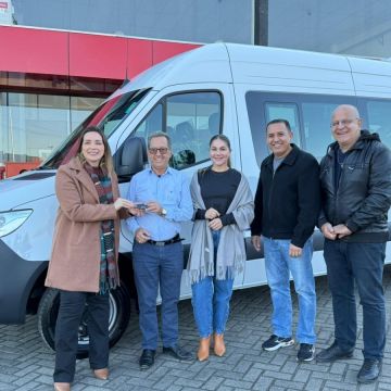 Maracajá recebe van adaptada para fortalecer o transporte de pacientes da Saúde