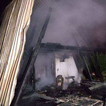 Cabana é destruída por incêndio na comunidade de Serra da Pedra, em Jacinto Machado