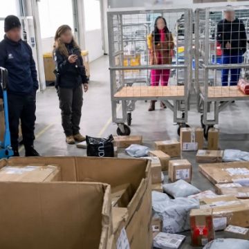 Polícia Civil e Receita Federal realizam fiscalização no Centro de Distribuição dos Correios em Araranguá