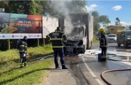 Caminhão é destruído por incêndio em Araranguá nas proximidades da Ponte Giacomo Mazz...