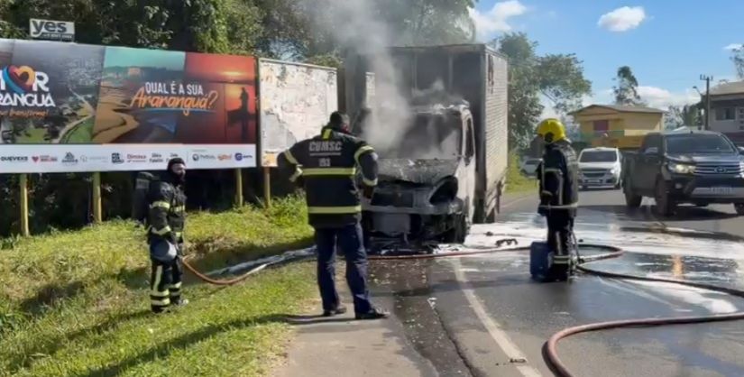 Caminhão é destruído por incêndio em Araranguá nas proximidades da Ponte Giacomo Mazzuco