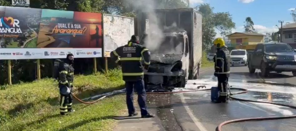 Caminhão é destruído por incêndio em Araranguá nas pro...