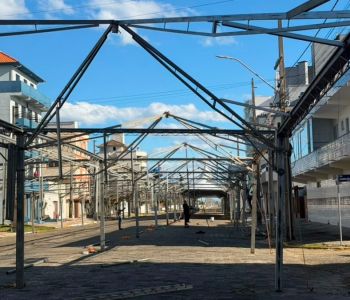 Estrutura da Festa do Peixe começa a ganhar forma em Balneário Arroio do Silva