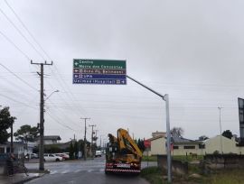 Araranguá instala novos semipórticos para reforçar a sinalização da cidade