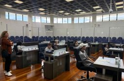 Alunos do CRAS conhecem funcionamento da Câmara em visita institucional