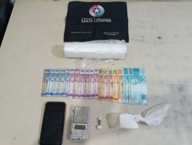Mulher é presa por tráfico de drogas em Passo de Torres
