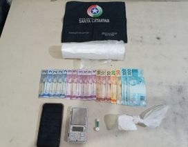 Mulher é presa por tráfico de drogas em Passo de Torres