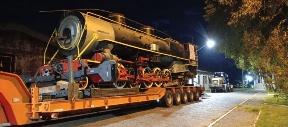 Locomotiva a vapor é transferida para o bairro Barranca, e...