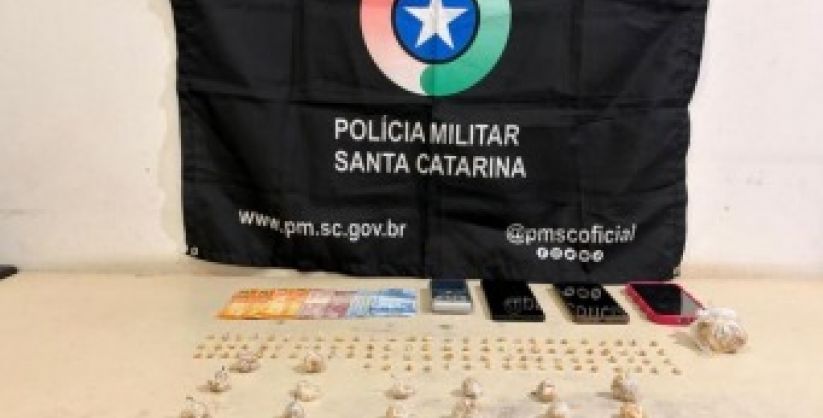 PM prende duas mulheres por tráfico de drogas em Sombrio