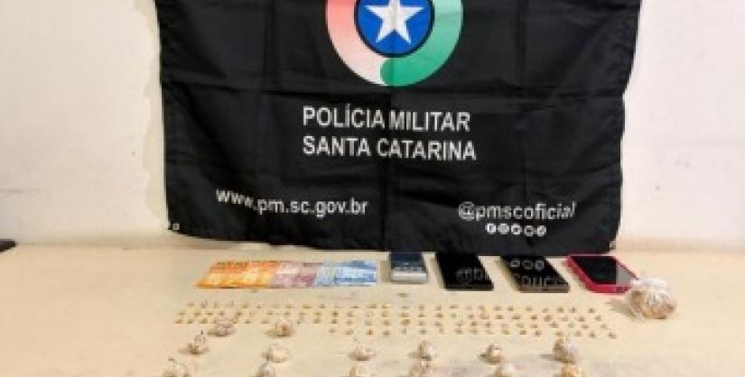 PM prende duas mulheres por tráfico de drogas em Sombrio