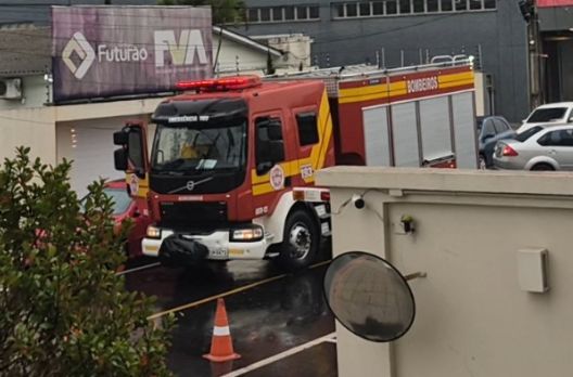 Vazamento de gás em caminhão mobiliza Corpo de Bombeiros no Centro de Araranguá