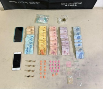 Três homens são presos por tráfico de drogas e porte ilegal de munição em Araranguá; mais de R$ 9 mil foram apreendidos