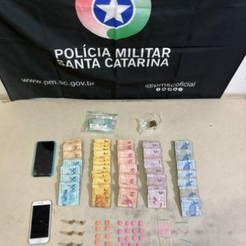 Três homens são presos por tráfico de drogas e porte ilegal de munição em Araranguá; mais de R$ 9 mil foram apreendidos
