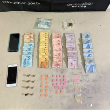 Três homens são presos por tráfico de drogas e porte ilegal de munição em Araranguá; mais de R$ 9 mil foram apreendidos