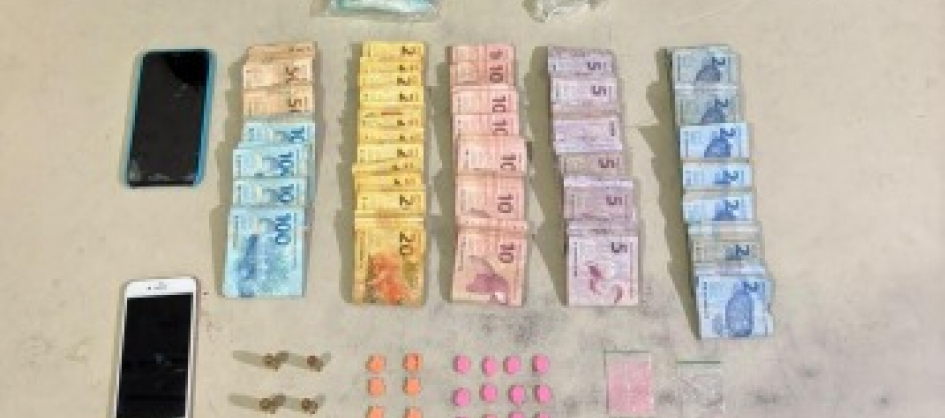 Três homens são presos por tráfico de drogas e porte ile...