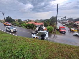 Caminhão tomba e atinge residência às margens da BR-101, em Sombrio