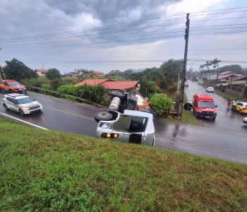 Caminhão tomba e atinge residência às margens da BR-101, em Sombrio