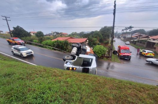 Caminhão tomba e atinge residência às margens da BR-101, em Sombrio