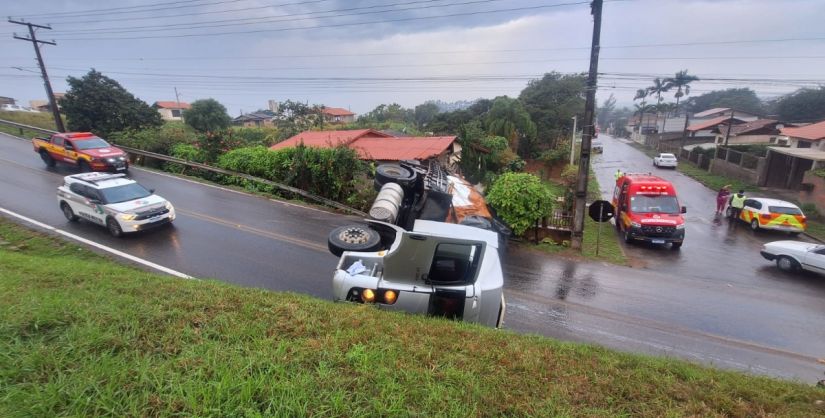 Caminhão tomba e atinge residência às margens da BR-101, em Sombrio
