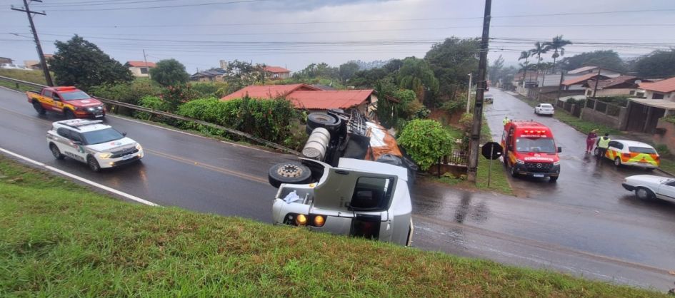 Caminhão tomba e atinge residência às margens da BR-101, em Sombrio