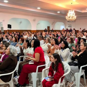 O deputado Tiago Zilli assina carta-compromisso com as mulheres no Voz Delas