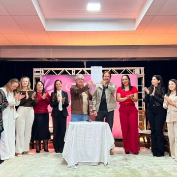 O deputado Tiago Zilli assina carta-compromisso com as mulheres no Voz Delas