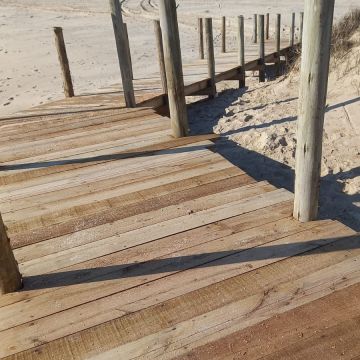 Balneário Gaivota avança com trabalhos de revitalização nas passarelas da Beira-Mar