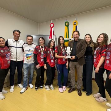 Prefeito recebe equipe feminina de handebol de Araranguá vice-campeã da OLESC