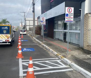 Demutran reforça sinalização e acessibilidade em vagas especiais de Araranguá
