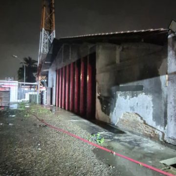 Incêndio atinge galpão abandonado de aproximadamente 560 metros quadrados em Criciúma