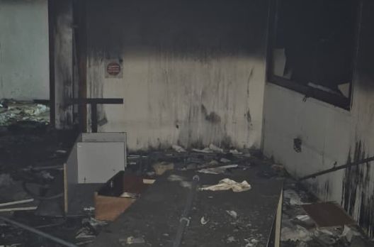 Incêndio atinge galpão abandonado de aproximadamente 560 metros quadrados em Criciúma