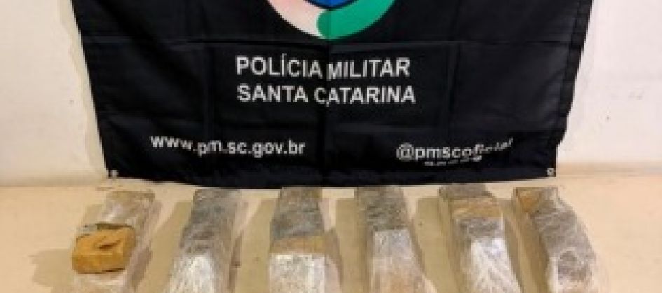 Mulher é detida com drogas durante ação da Polícia Mili...