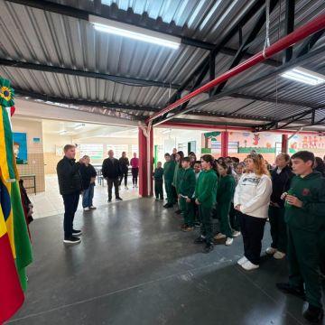 Turvo realiza atividades cívicas com participação de estudantes nas escolas