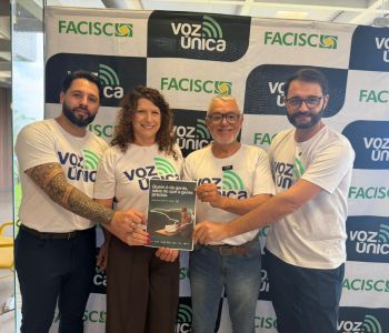 Presidente da ACIVA entrega demandas do Extremo Sul a candidatos durante o Voz Única 2026
