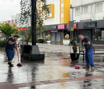 Equipes reforçam limpeza e manutenção no calçadão de Araranguá