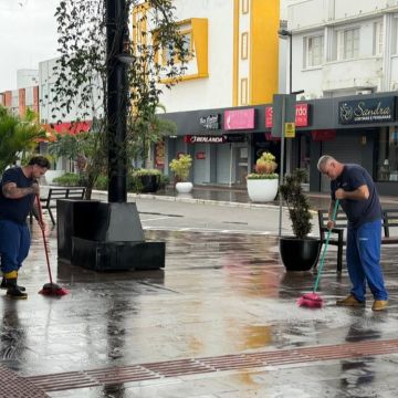 Equipes reforçam limpeza e manutenção no calçadão de Araranguá