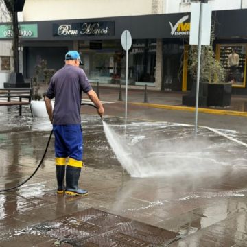 Equipes reforçam limpeza e manutenção no calçadão de Araranguá