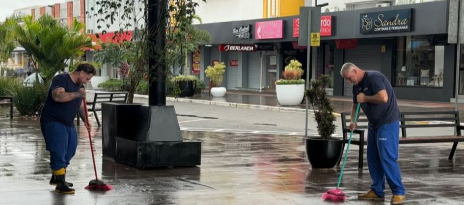 Equipes reforçam limpeza e manutenção no calçadão de A...