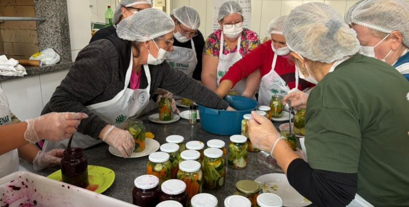 Curso concluído: mulheres aprendem na prática sobre Conservas e Hortaliças